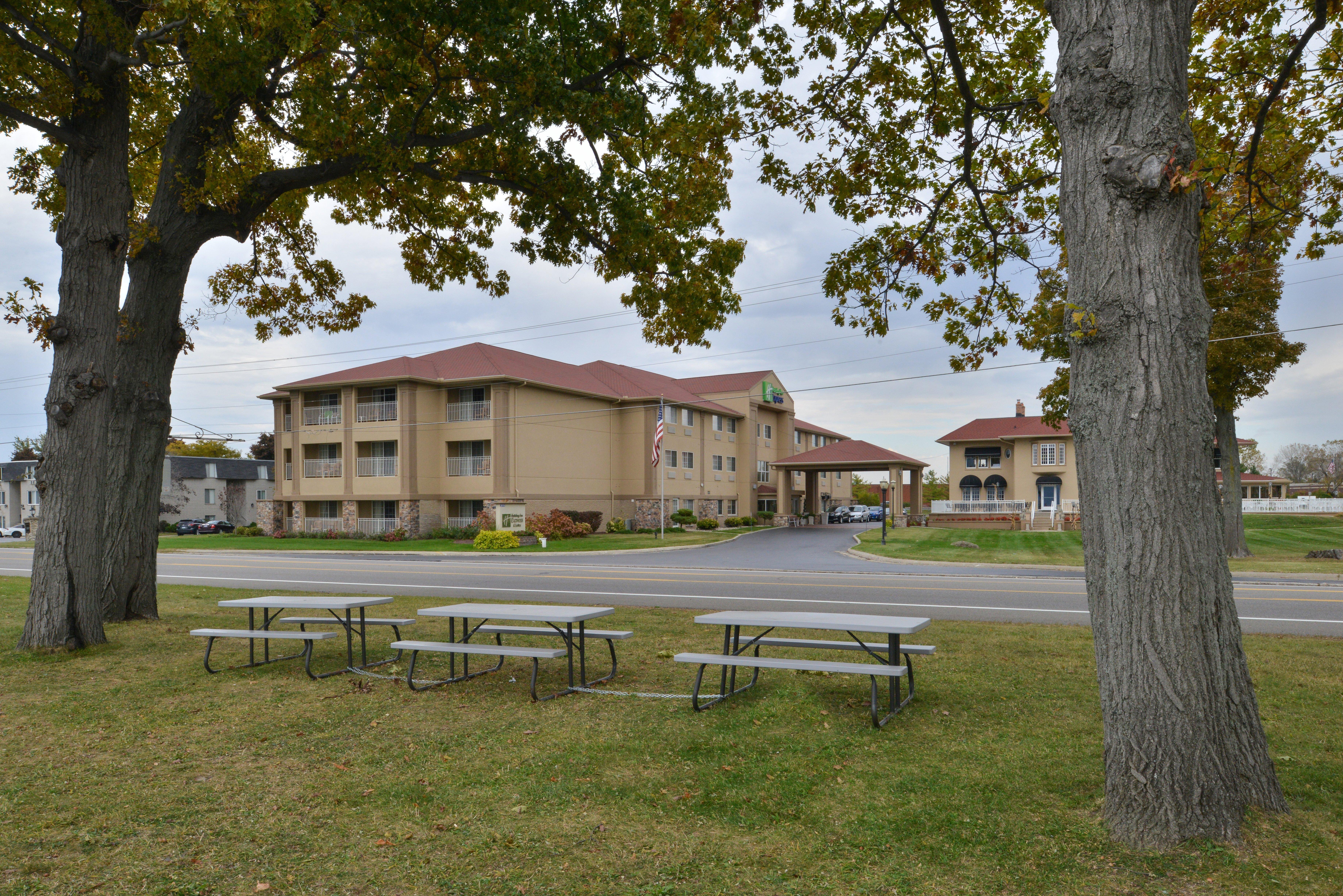 Holiday Inn Express Hotel & Suites-Saint Joseph By Ihg Exterior photo