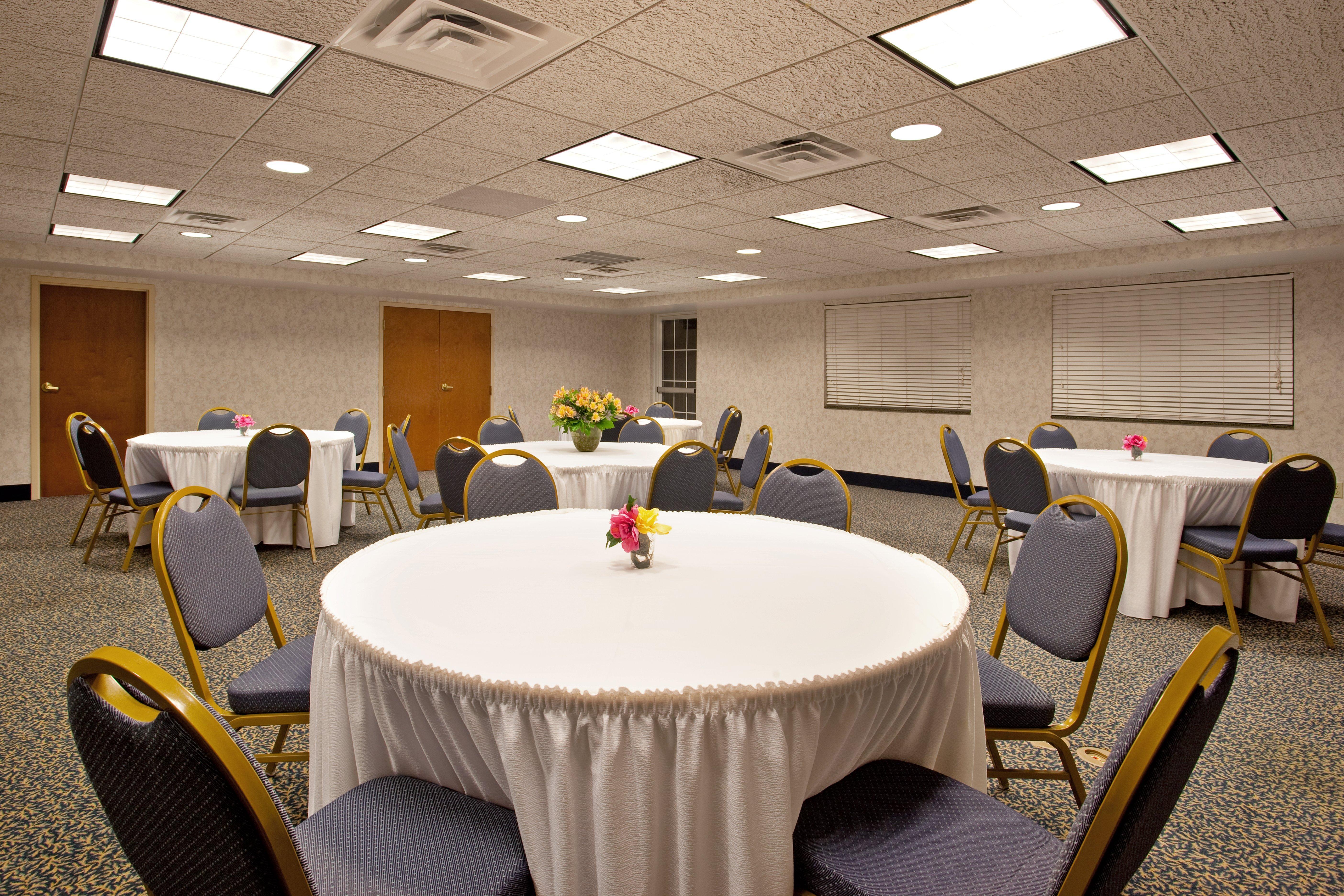 Holiday Inn Express Hotel & Suites-Saint Joseph By Ihg Exterior photo