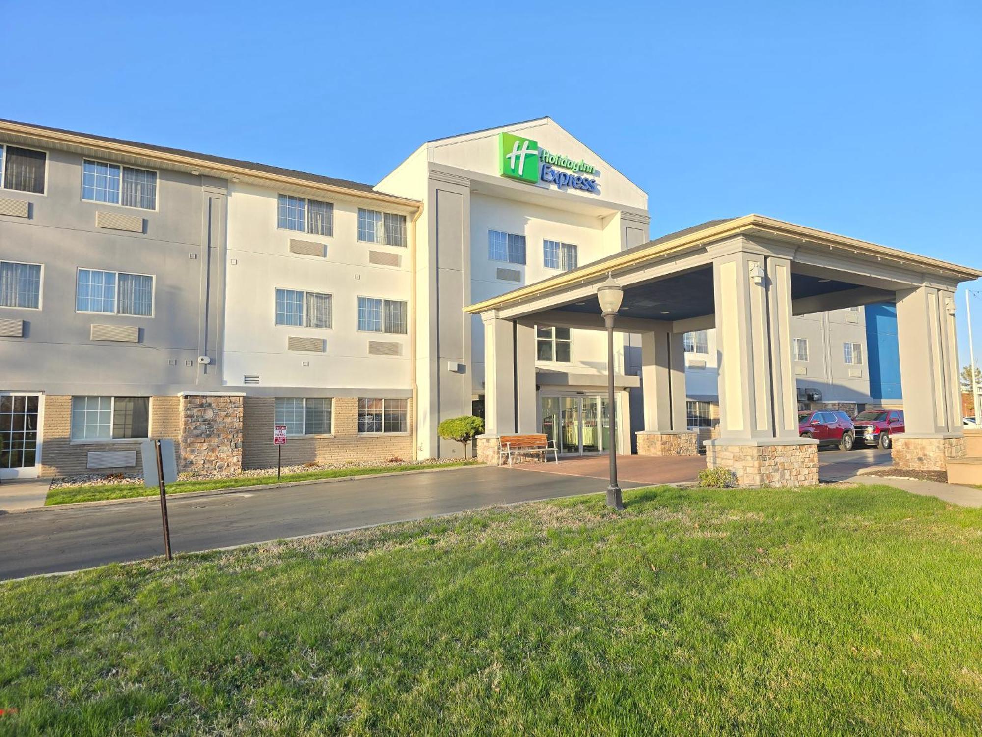 Holiday Inn Express Hotel & Suites-Saint Joseph By Ihg Exterior photo